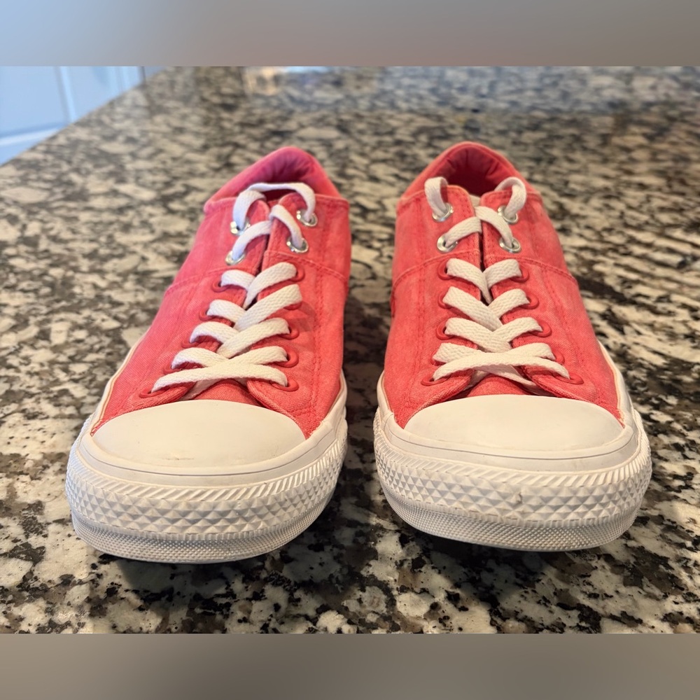Women’s pink Converse